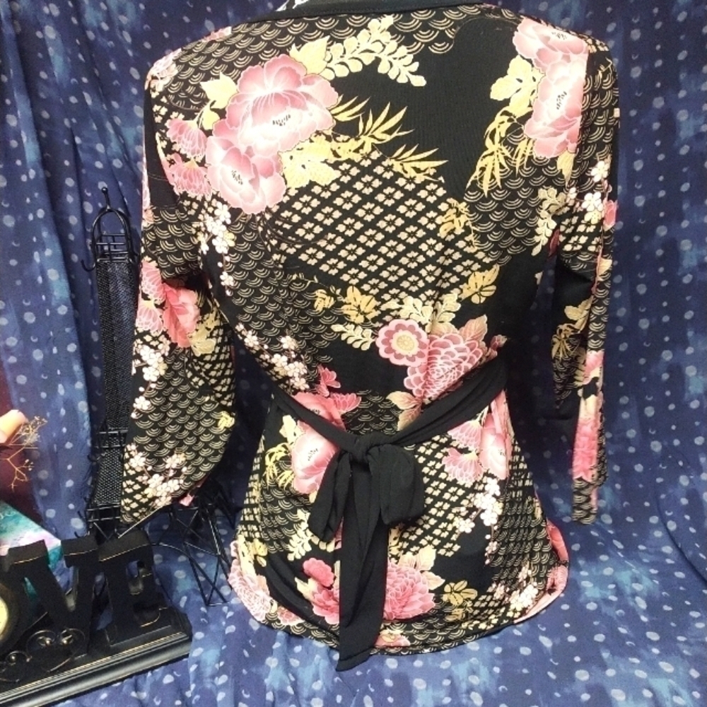 AGB Floral Top - Picture 3 of 4